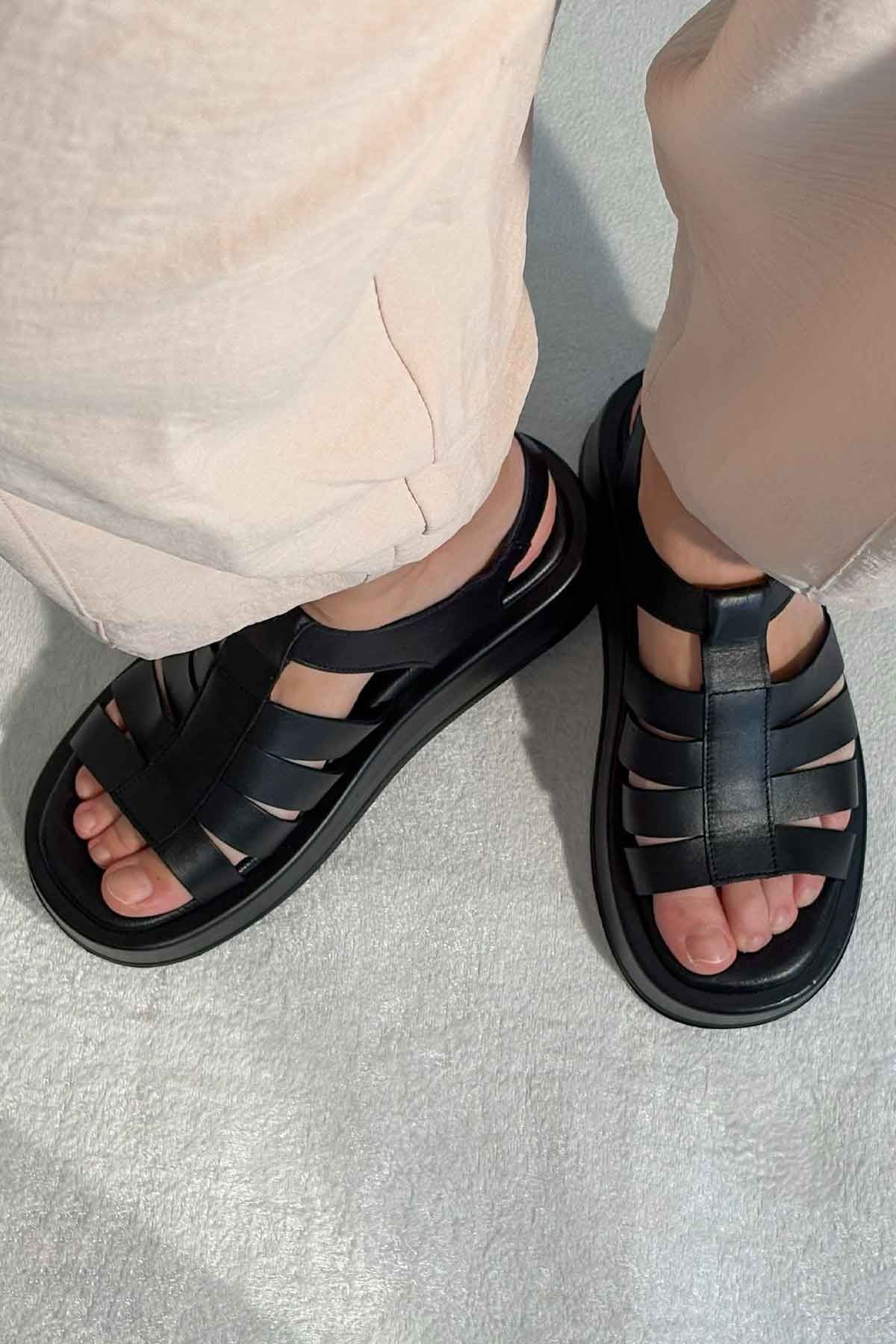 Pegia Strappy Women’s Leather Sandals DG6096  - Black