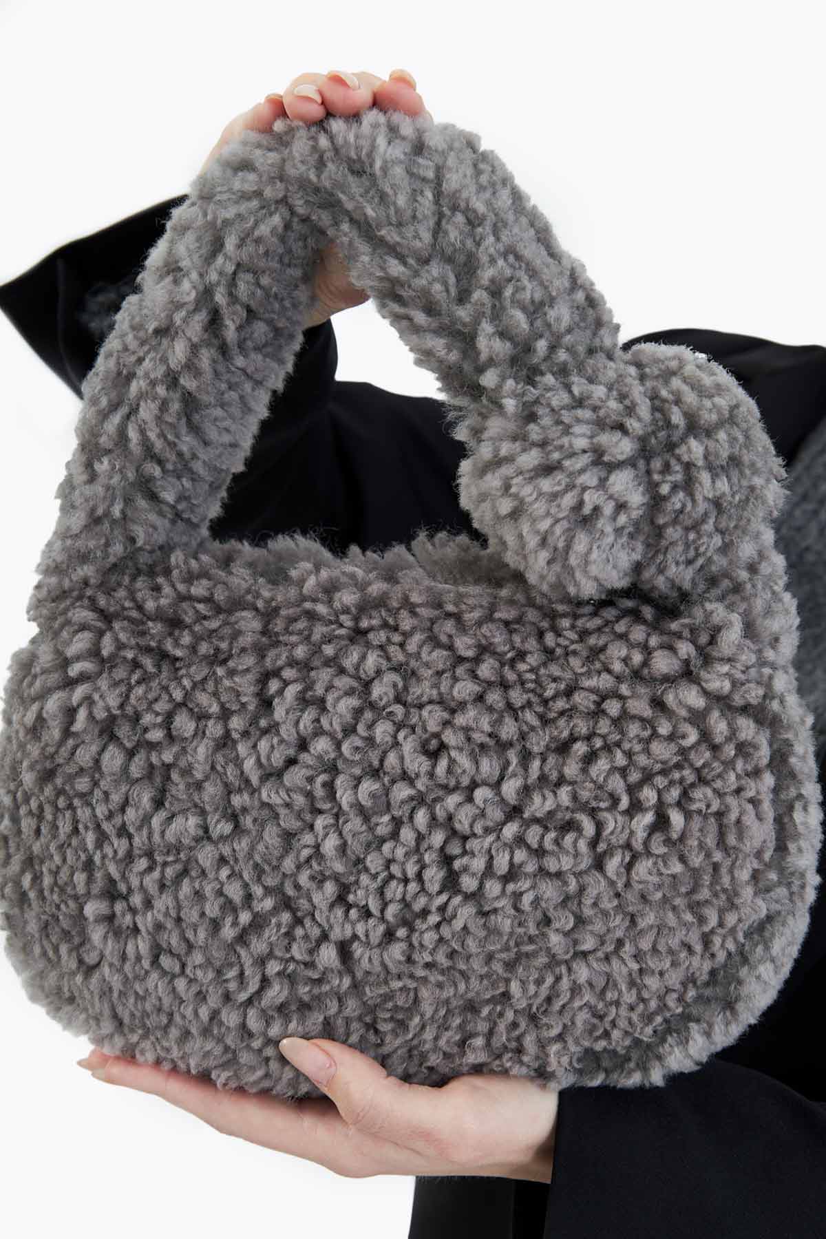 Mini sac à main en peau de mouton de Pegia Lova