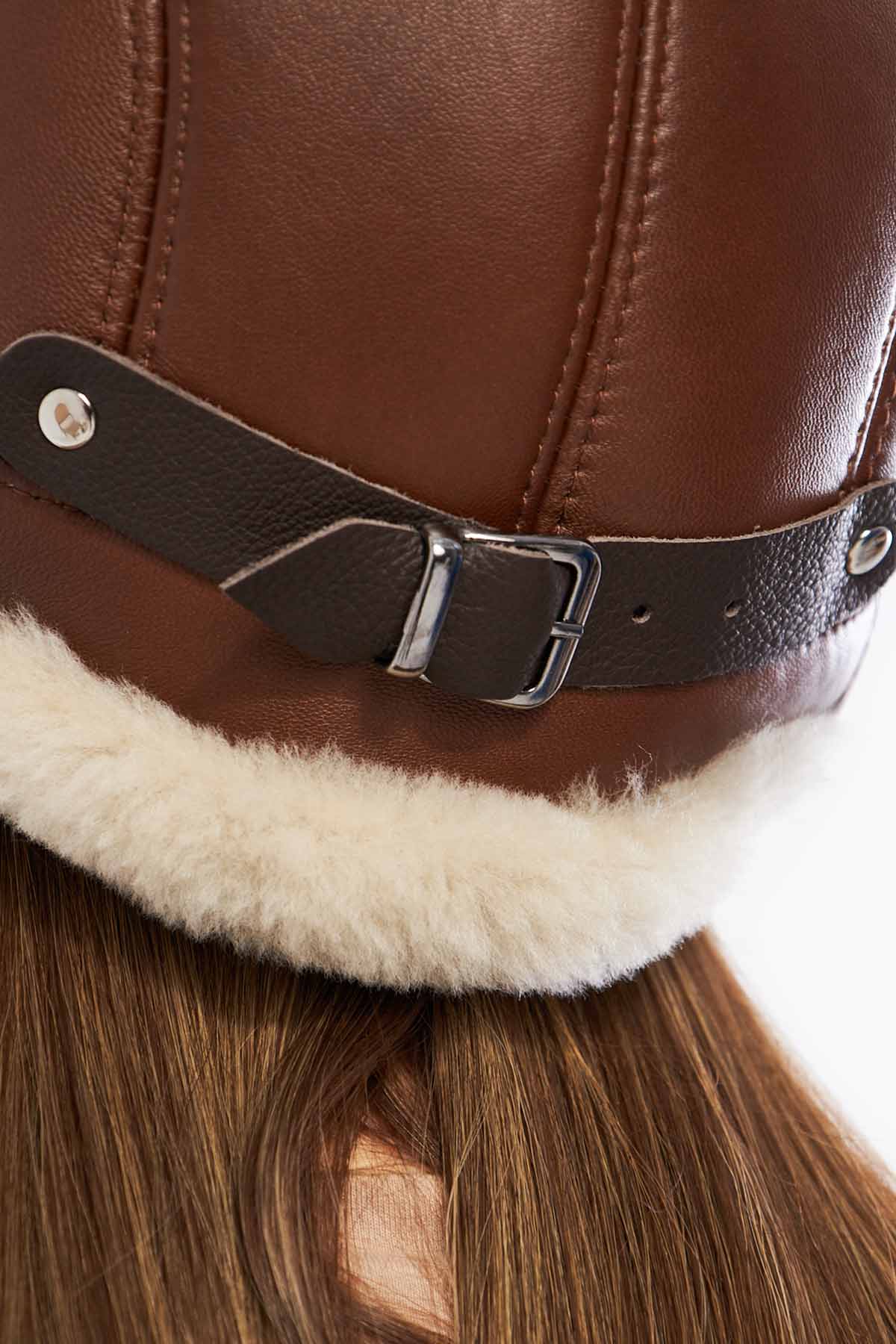 Pegia Hetta Fliegermütze aus Schaffell, Unisex, mit verstellbarem Riemen