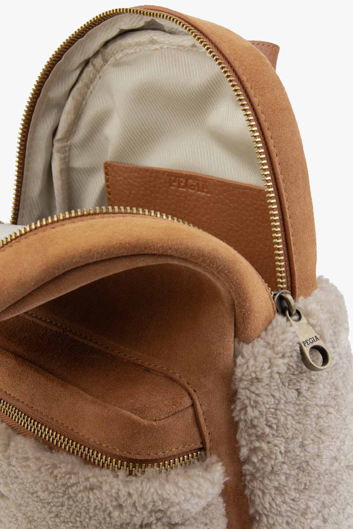 Mini-Rucksack aus Lammfell von Pegia Moso